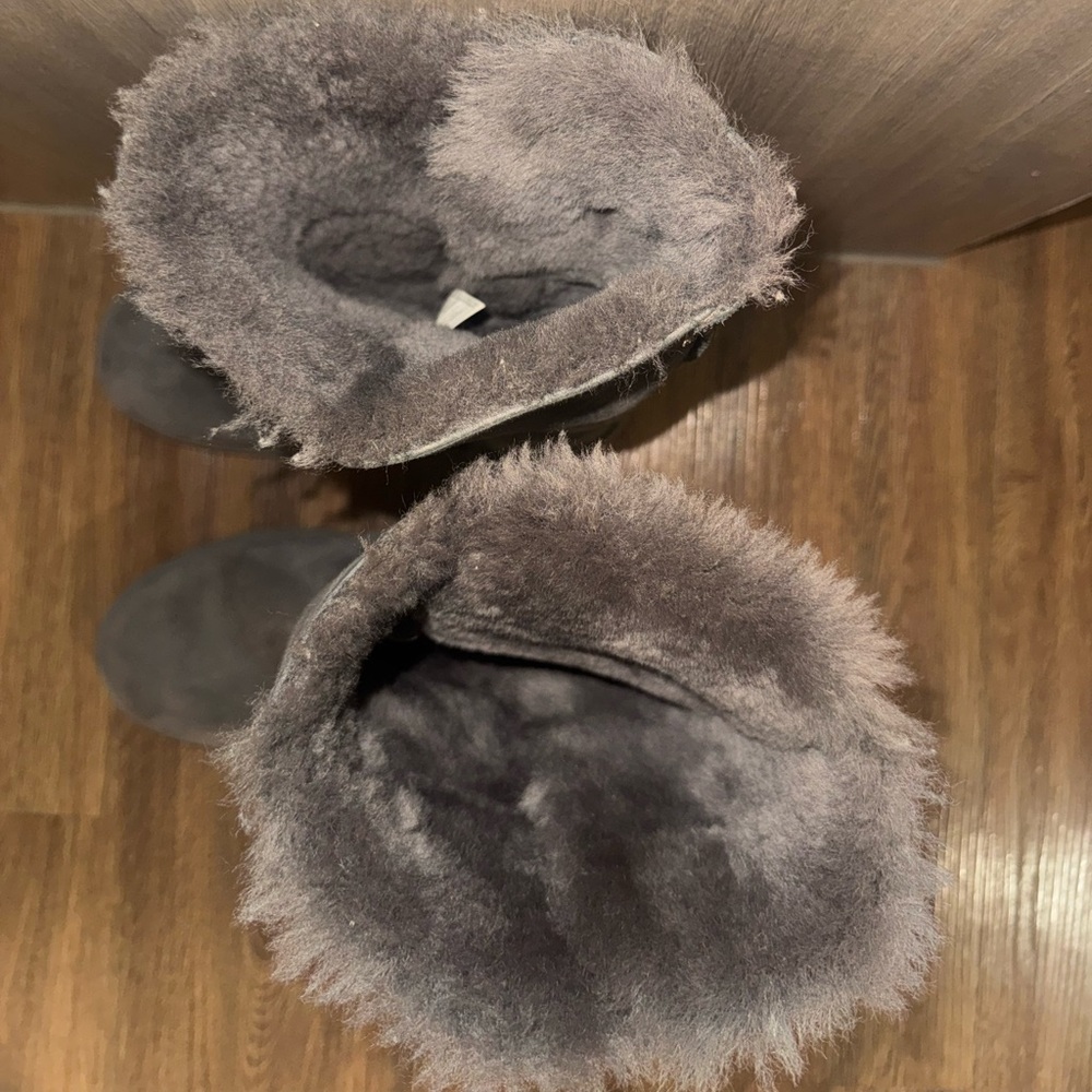 Grey Bailey button UGGs - Picture 6 of 7